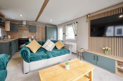 een woonkamer met een bank en een keuken bij Host & Stay - Grange in Morecambe