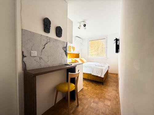 ein kleines Zimmer mit einem Schreibtisch und einem Bett in der Unterkunft Ma Bel Apartments Sarajevo in Sarajevo