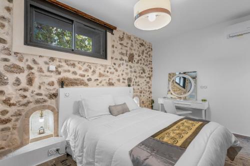 ein Schlafzimmer mit einem großen weißen Bett und einem Fenster in der Unterkunft Bastide Blanche in Les Arcs sur Argens