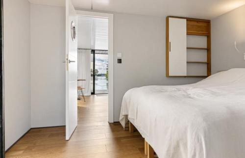 Ένα ή περισσότερα κρεβάτια σε δωμάτιο στο Houseboat with lake view Tango