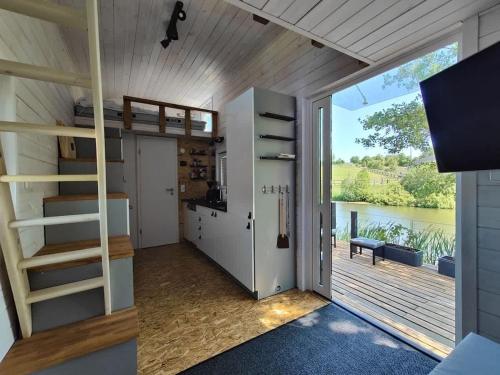 a room with a kitchen and a bunk bed at TinyHousebeiDresden klein aber fein, beste Alleinlage direkt am Naturteich, große Terrasse - Nähe Sächsische Schweiz und Dresden in Großharthau
