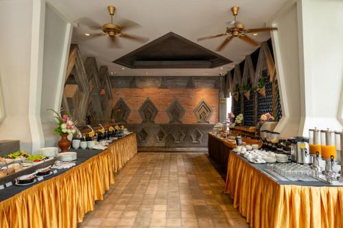 uma fila de mesas numa sala com comida em Central Suite Residence em Siem Reap