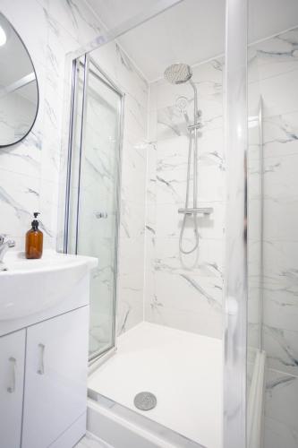 Bespoke Apartments Near Cardiff City Centre Free Parking photo 100