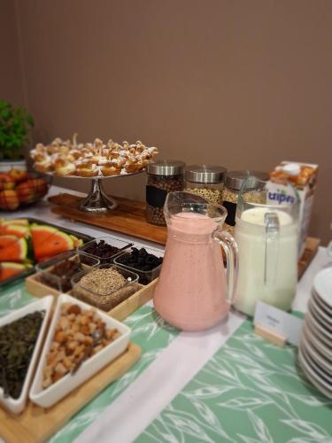 ロンデク・ズドルイにあるGeovita Lądek Zdrójの食べ物と飲み物のビュッフェを楽しめるテーブル