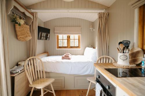 Una pequeña habitación con una cama y una cocina. en Lambourne House By Birch Stays, en Chirk