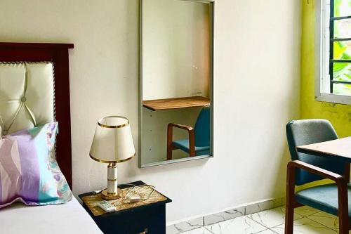 1 Bed Studio Sleeps 2 - Wifi Balcony Parking