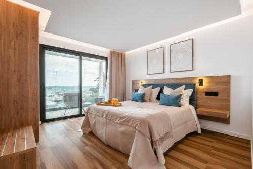 Un dormitorio con una cama grande con vista al mar. en Golden Home IV, en Caniçal