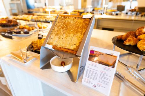 サンタ・テレーザ・ガッルーラにあるHotel Morescoのパン屋の表示ケース