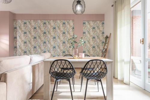 een keuken met een tafel en 2 stoelen bij Posidonia - Free Parking & Netflix - 200m to Beach in Fiumicino