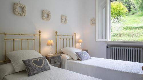 Postel nebo postele na pokoji v ubytování LA VILLA DINA 10, Emma Villas