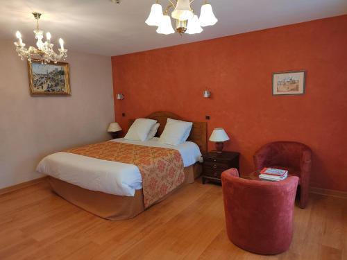 een hotelkamer met een bed en een stoel bij Hôtel Restaurant Le Bretagne in Huelgoat