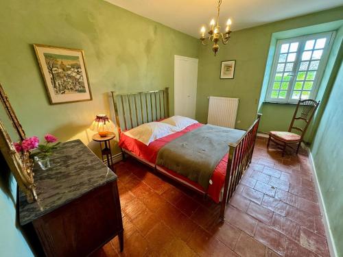 a bedroom with a bed and a table in it at Villa familiale près de Laure-Minervois avec piscine in Laure-Minervois