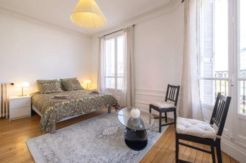 Eiffel Tower View 3BR Balcony photo 6