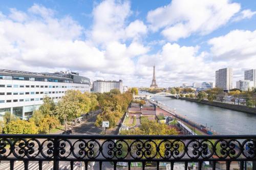 Eiffel Tower View 3BR Balcony photo 4