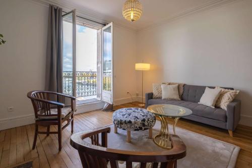 Eiffel Tower View 3BR Balcony photo 7