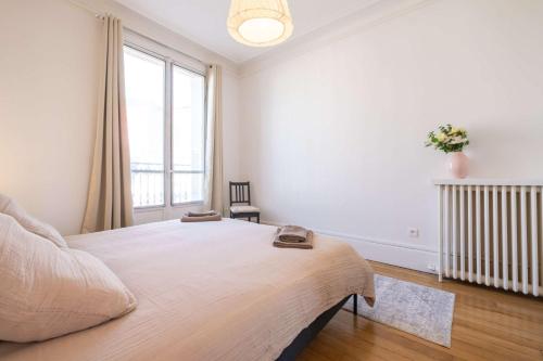 Eiffel Tower View 3BR Balcony photo 9