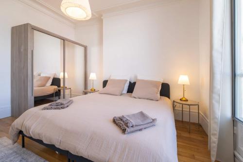 Eiffel Tower View 3BR Balcony photo 10