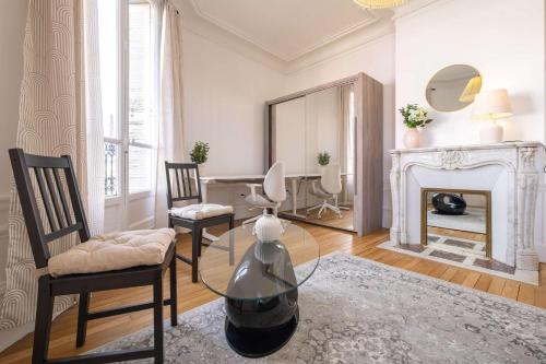Eiffel Tower View 3BR Balcony photo 15