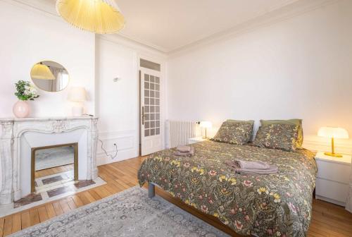Eiffel Tower View 3BR Balcony photo 16