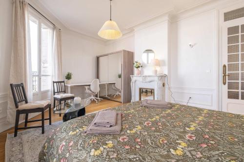 Eiffel Tower View 3BR Balcony photo 17