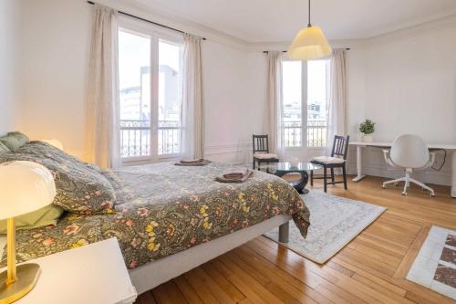 Eiffel Tower View 3BR Balcony photo 18