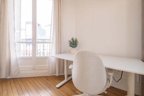 Eiffel Tower View 3BR Balcony photo 19