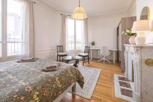 Eiffel Tower View 3BR Balcony photo 20