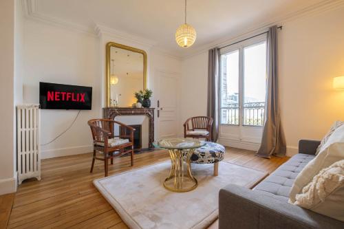 Eiffel Tower View 3BR Balcony photo 21
