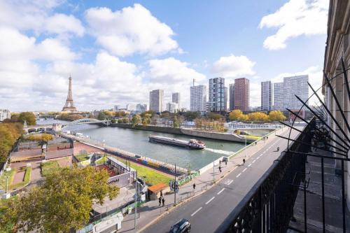 Eiffel Tower View 3BR Balcony photo 24