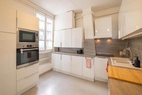 Eiffel Tower View 3BR Balcony photo 32