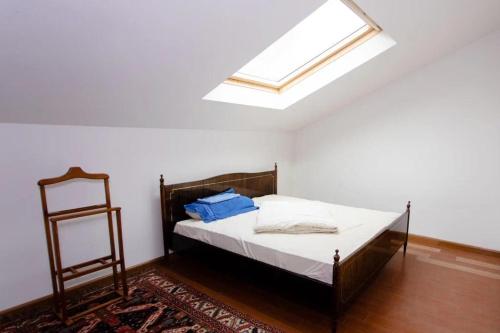 Una cama o camas en una habitación de 4 Bed Villa Estate Sleeps 7 - Pool Garden Sauna