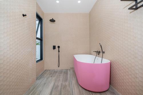 une salle de bain avec baignoire et douche dans l'établissement NEW! Sleek Design Oxygen Pool Villa 3 BR - Sunset Garden 14, à Ban Saiyuan (1)