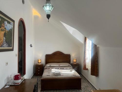 Un dormitorio con una cama y una escalera. en Dar Fatima, en Chefchaouen