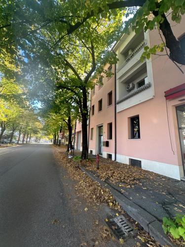 维罗纳locazione turistica girasole的粉色建筑前的一条空街道