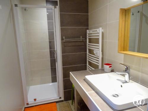 a bathroom with a sink and a shower at Gîte à Verlac in Verlac