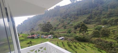 Cette chambre dispose d'une fenêtre donnant sur la montagne. dans l'établissement December Holiday inn 2BHK House, à Kodaikānāl