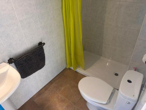 a bathroom with a toilet and a sink and a shower at La Casa los Trancos, a 15 minutos de Cazorla in Peal de Becerro