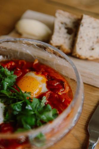 eine Schüssel mit Essen, einem Ei und etwas Brot in der Unterkunft SEOVILLAGE Resort & Spa in Ķeipene