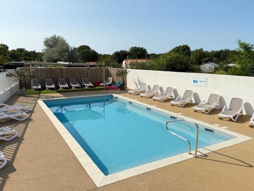 Piscina a Camping le Héron o a prop