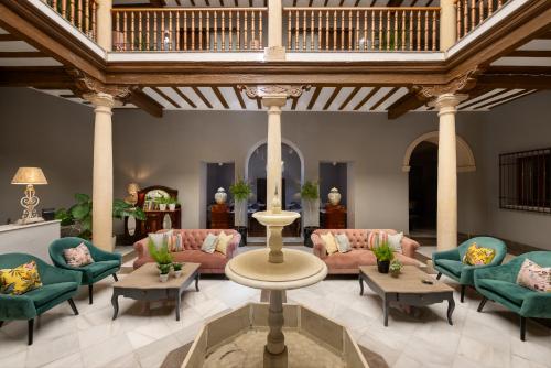 乌贝达Hotel Don Juan Boutique的带沙发和桌子的大型客厅