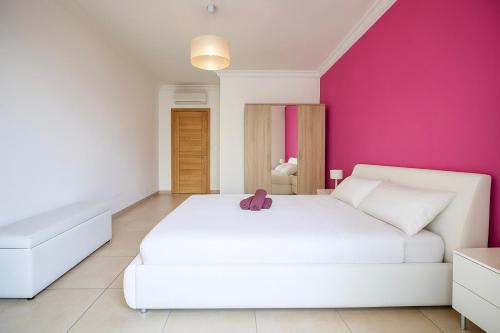 Ένα ή περισσότερα κρεβάτια σε δωμάτιο στο Exclusive Waterfront Apartment with Stunning Views SV 9