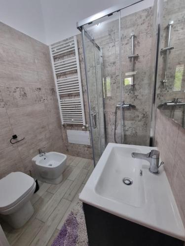 ein Badezimmer mit Waschbecken, Toilette und Dusche in der Unterkunft La casa di Caterina in Avetrana