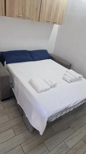 ein Bett mit weißen Laken und Handtüchern darauf in der Unterkunft La casa di Caterina in Avetrana