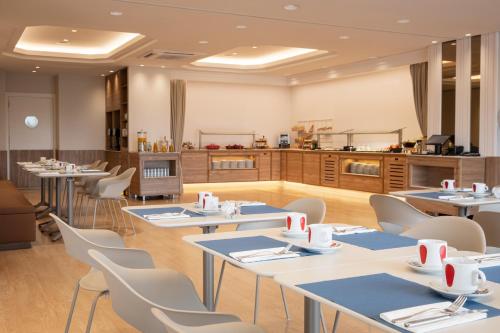 um restaurante com mesas e cadeiras em uma sala em Dorma Sardinero em Santander