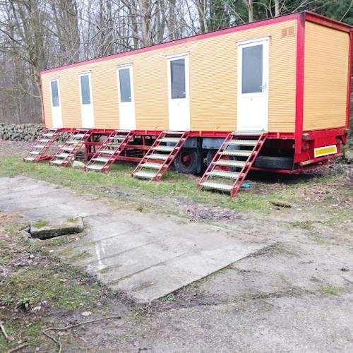a train car sitting on the back of a trailer at Indkvartering Filskov in Grindsted