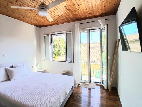 Hellenes house tesisinde bir odada yatak veya yataklar