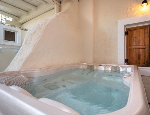 a jacuzzi tub in the middle of a room at Villa Arancia in Pigi