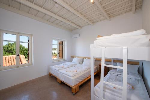 two bunk beds in a room with a window at Villa Arancia in Pigi