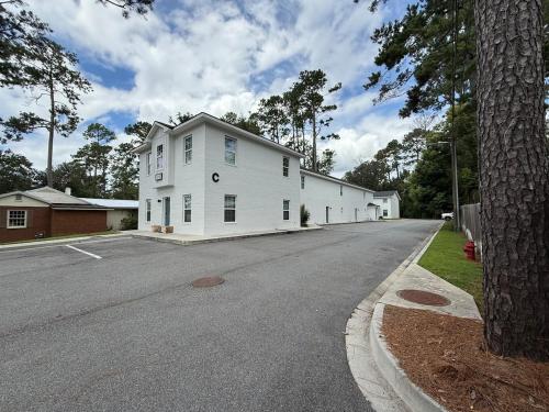 瓦尔多斯塔Stylish 1BR 2 Beds Near VSU SGMC Wild Adveture的道路一侧的白色建筑