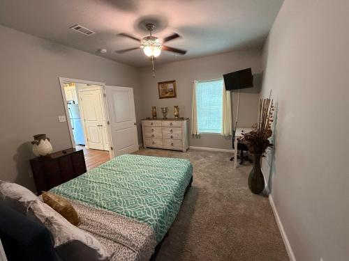 瓦尔多斯塔Stylish 1BR 2 Beds Near VSU SGMC Wild Adveture的带床和吊扇的卧室